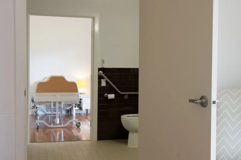 14-view-to-shared-bathroom-01